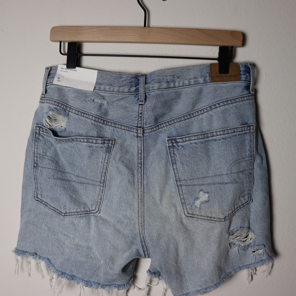 American Eagle 90s Boyfriend Mid-Length Distressed Denim Shorts Light Wash 6 28W - Picture 3 of 4
